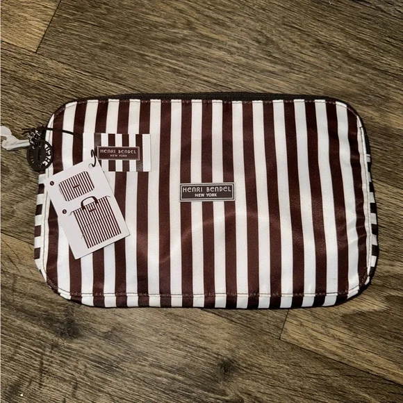 henri bendel | Bags | Henri Bendel Zip Around Packable  display picture 3
